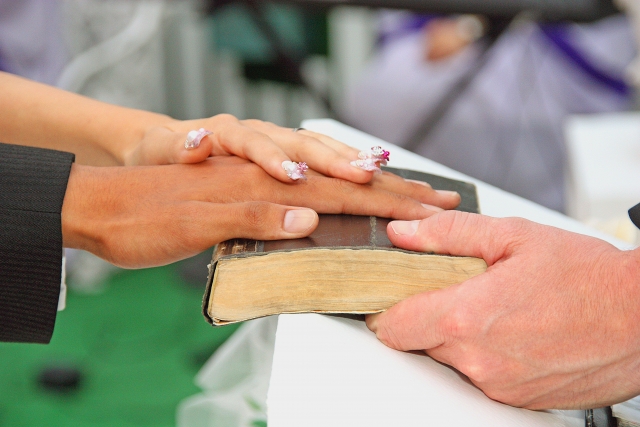 神父と牧師の結婚式との関連